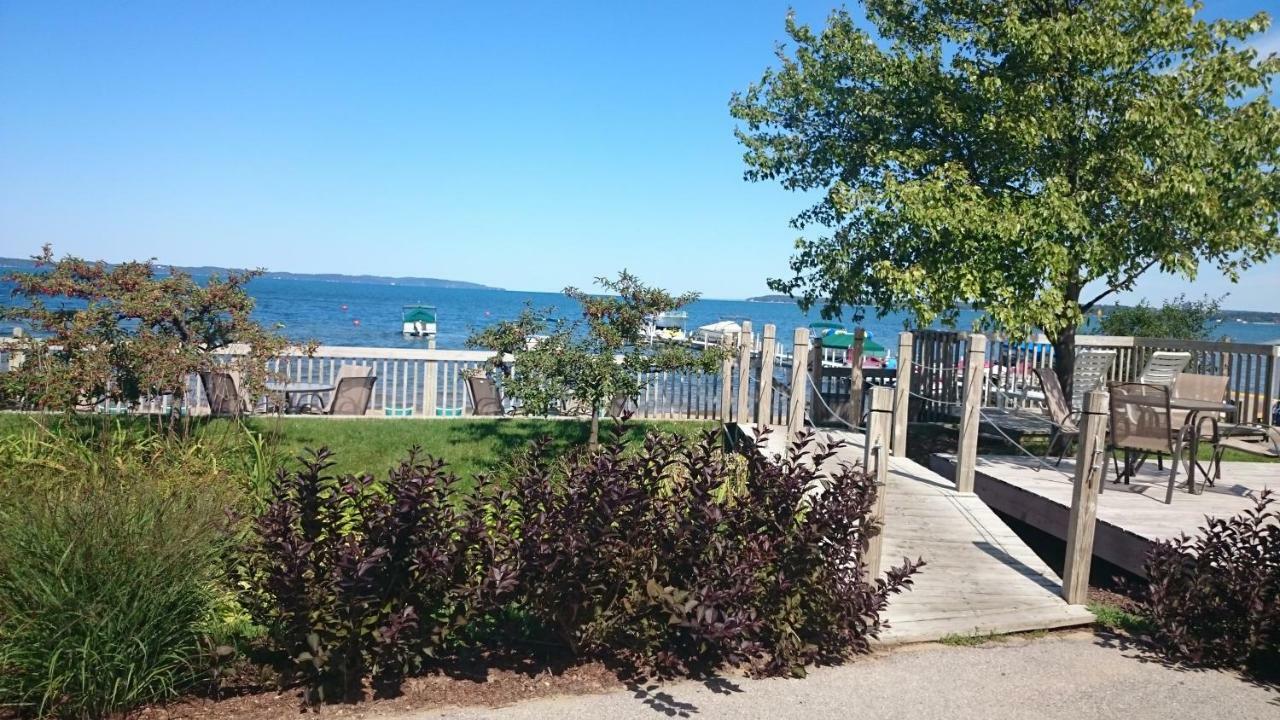 Brio Beach Inn Traverse City Esterno foto